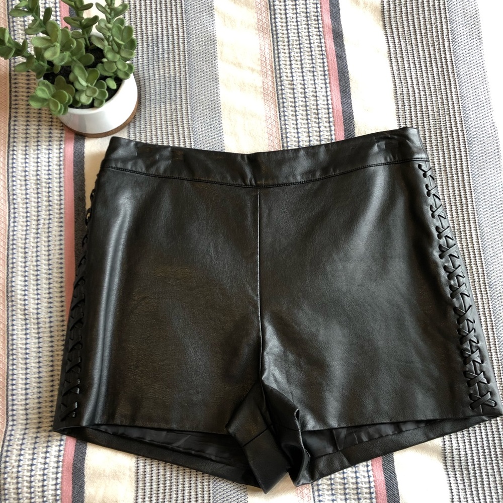 [Topshop] ✨ Black faux leather shorts ✨